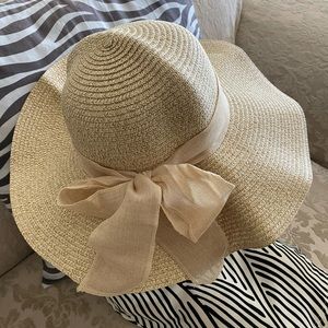 Women’s Beach Straw Sunhat Color Khaki Size One Size ( Brand New)